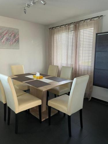  Luxury House with big garden and mountain view ( 3 bedrooms) in Haag