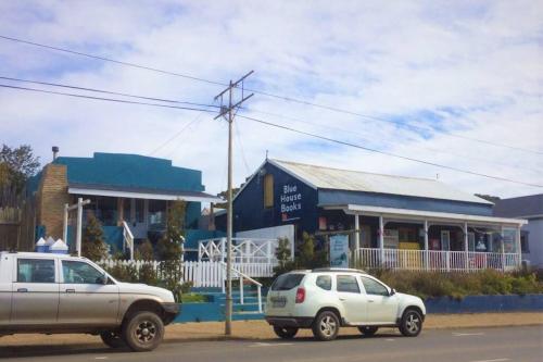Blue House on Main Chillax in the Heart of Napier 2 en-suites 2 braais and open plan living