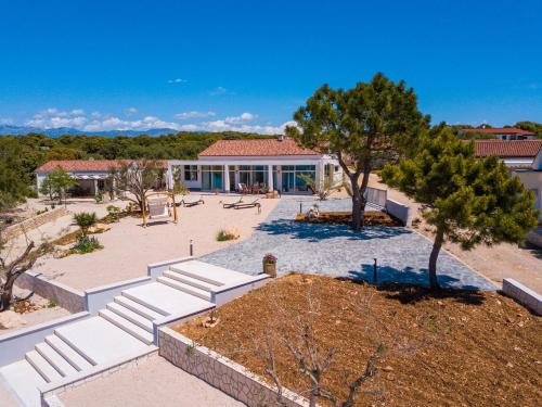 Beachfront holiday home Paladina