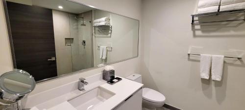 CH Luxury Condos & Studios On The Beach Room Type - Deluxe King Studio