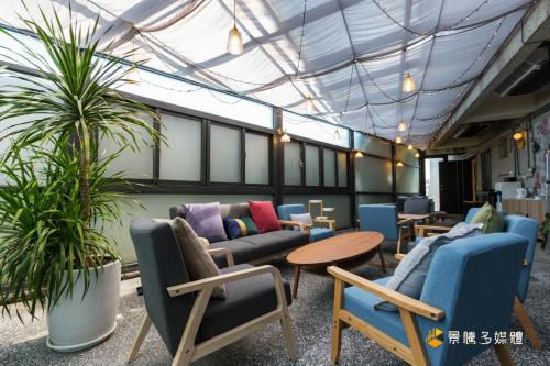 Shared lounge/TV area, Dipper Ocean Hostel七星海民宿 near Qixingtan Beach