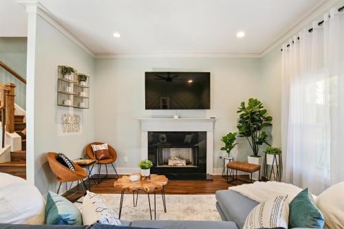 SUN LIT MODERN HOME with GOOD VIBES AND LOTS OF COFFEE - DesignedByDom in Atlanta, USA