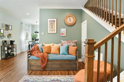 SUN LIT MODERN HOME with GOOD VIBES AND LOTS OF COFFEE - DesignedByDom in Atlanta, USA