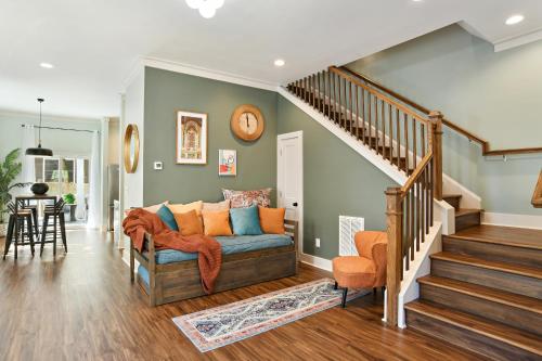 SUN LIT MODERN HOME with GOOD VIBES AND LOTS OF COFFEE - DesignedByDom in Atlanta, USA