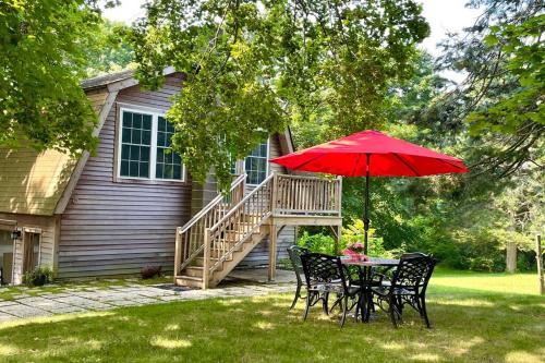 Newly Renovated Carriage House Near Town & Beaches in Madison, USA