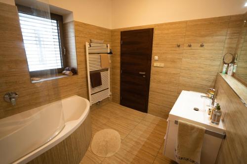 Black Field Apartment - image 9