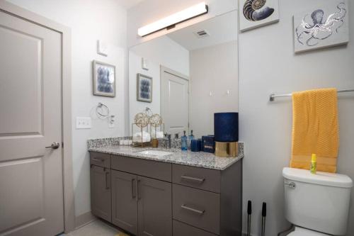 Plush & Luxe Modern Downtown 2BR/2BA Spacious Apt!