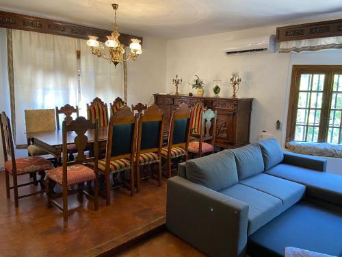 Dos chalets + 3 salones + calefacción + chimeneas (máx 21 personas) in Argés