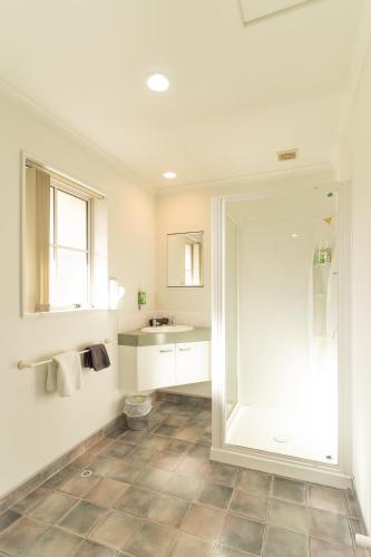 حمام, Alexandra Heights Motel in الكسندرا