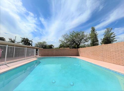 Luxe 4BR 2BTH l Pool & Grill l Central Location l Mountain View l Family Vacation l RV Site in ทอมบ์สโตน