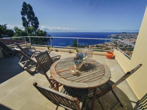  Superb and relaxing view over the bay & mountains of Funchal. BBQ & WIFI in São Gonçalo