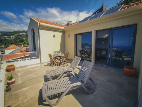  Superb and relaxing view over the bay & mountains of Funchal. BBQ & WIFI in São Gonçalo