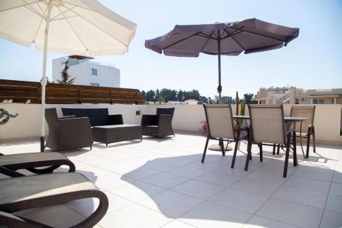 2 BR Cates top floor Peaceful apartment with pool!