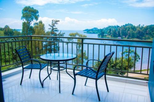 Room in Guest room - Luxury Suite with balcony and incredible view on the water