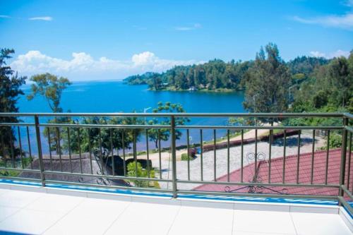 Room in Guest room - Deluxe Double Room with stunning view on the lake
