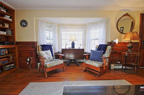 South Yarmouth Cottage by Leavetown Vacations