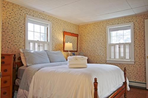 South Yarmouth Cottage by Leavetown Vacations