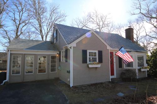 South Yarmouth Cottage by Leavetown Vacations