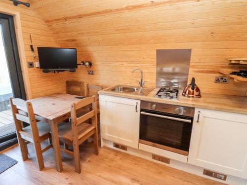 Gander Pod at Salford Court Farm Fishing Cabins in Clifton upon Teme