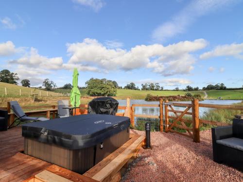 Gander Pod at Salford Court Farm Fishing Cabins in Clifton upon Teme