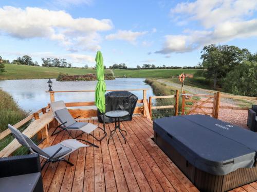 Gander Pod at Salford Court Farm Fishing Cabins in Clifton upon Teme