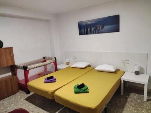  35-4- КОМНАТА в квартире с раздельными кроватями и холодильником для от 1 до 5 человек в центре Аликанте in Alicante