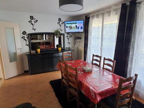 Big confortable House for 5-12 P - 20 min from Paris and Airport CDG