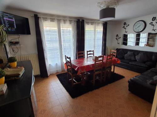 Big confortable House for 5-12 P - 20 min from Paris and Airport CDG