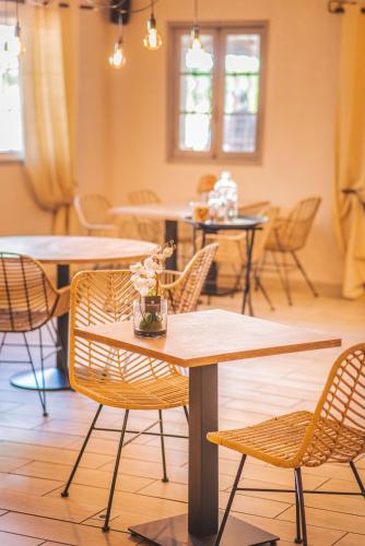 Logis Hôtels La Bastide des Golfs - 레스토랑
