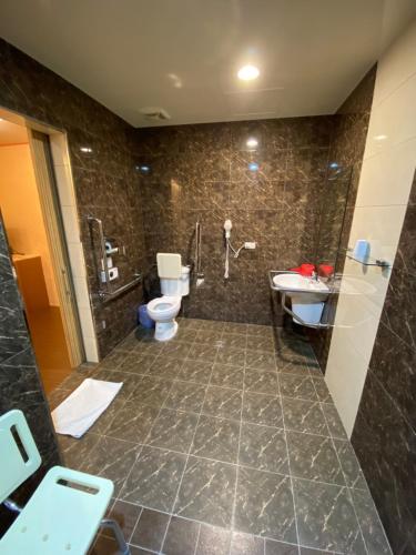 room detail thumbnail 2