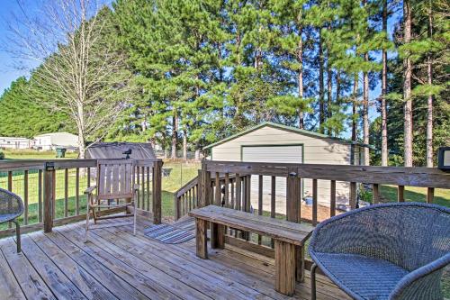 Charming Claxton Home Private Deck and Fire Pit!