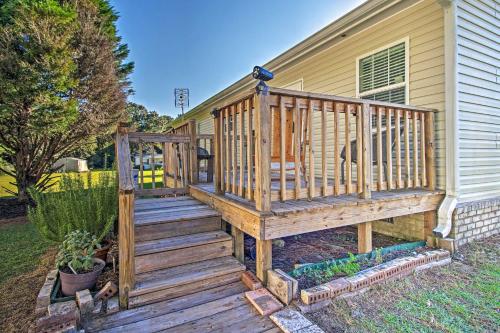 Charming Claxton Home Private Deck and Fire Pit!