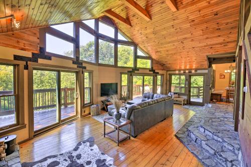 Family Cabin w/ Fire Pit, 9 Mi to Sugar Mtn Slopes in Маріон (Північна Кароліна)