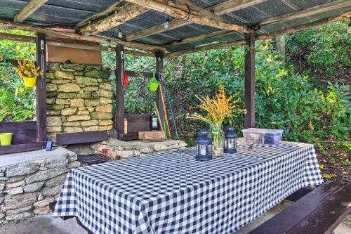 Shaw Creek Cottage with Fire Pit and Forest Views