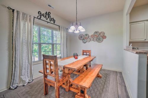 Branson West Condo with Pool, Golf and Fishing On-Site in Branson West, USA