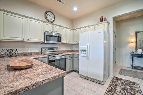 Branson West Condo with Pool, Golf and Fishing On-Site in Branson West, USA