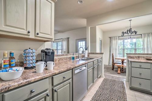 Branson West Condo with Pool, Golf and Fishing On-Site in Branson West, USA