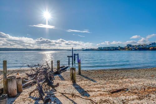 Manette Waterfront Kayak the Bay and Walk to Town!