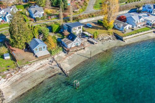 Manette Waterfront Kayak the Bay and Walk to Town!