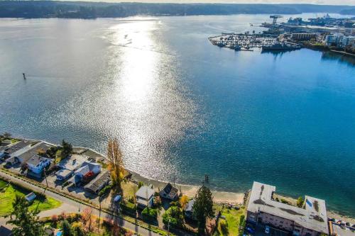 Manette Waterfront Kayak the Bay and Walk to Town!