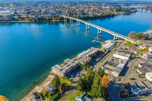 Manette Waterfront Kayak the Bay and Walk to Town!