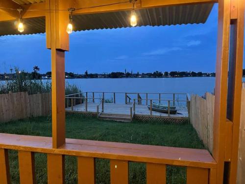 SuperVilla - Lakefront - Sunsets, Kayaks, Grill Room Type - Three-Bedroom House SuperVilla - Lakefront - Sunsets, Kayaks, Grill Room Type - Three-Bedroom House