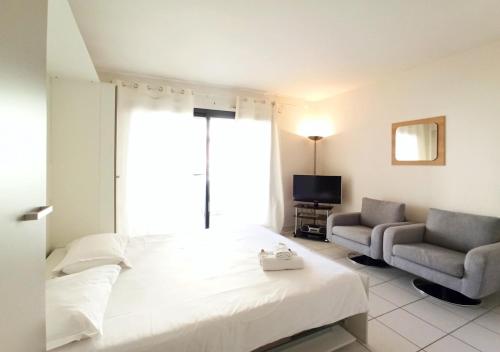 Studio Apartment image 10