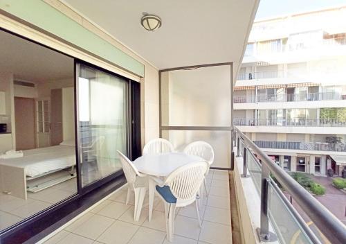 Studio Apartment image 7