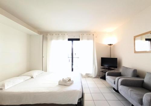 Studio Apartment image 6