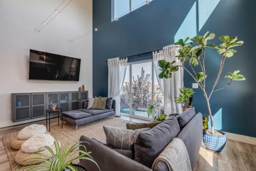 Reno Townhome with Mountain-View Rooftop Deck!