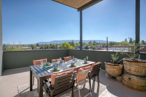 Reno Townhome with Mountain-View Rooftop Deck!