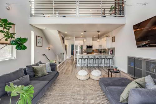 Spacious Midtown Haven with Sweeping Mtn Views! - image 5