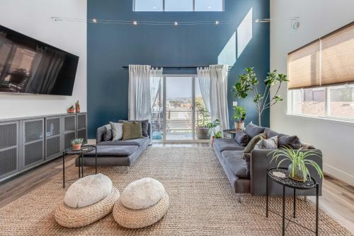 Spacious Midtown Haven with Sweeping Mtn Views! - image 7