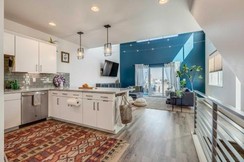 Spacious Midtown Haven with Sweeping Mtn Views! - image 9